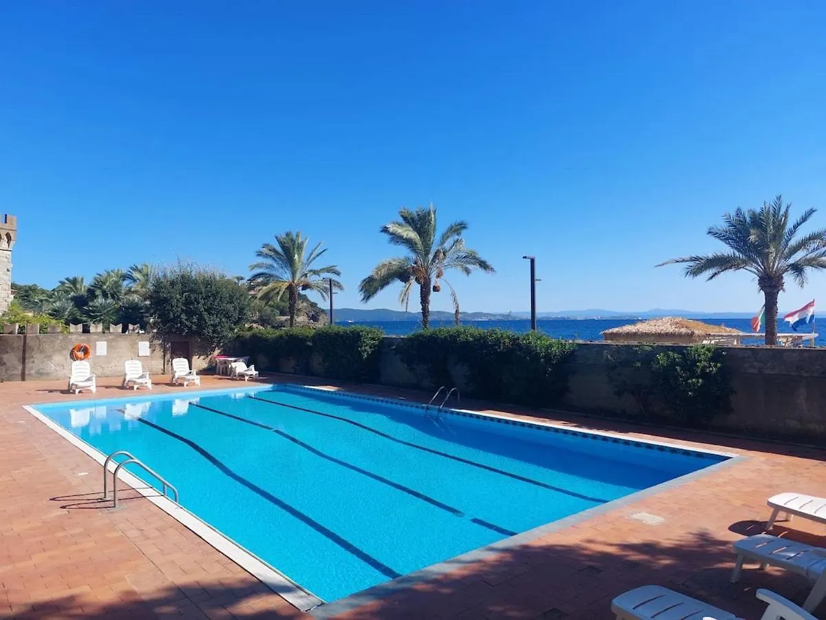 Appartamento Mare Blu Cavo 0*,  Italy